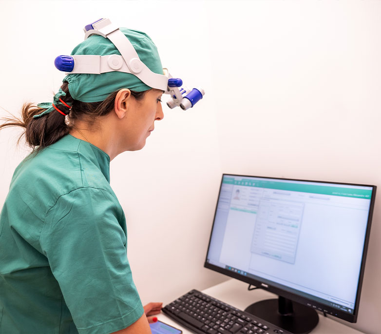 La dottoressa Daniela Demontis durante una visita di controllo nello studio dentistico a Cagliari con strumentazione digitale analizza un referto