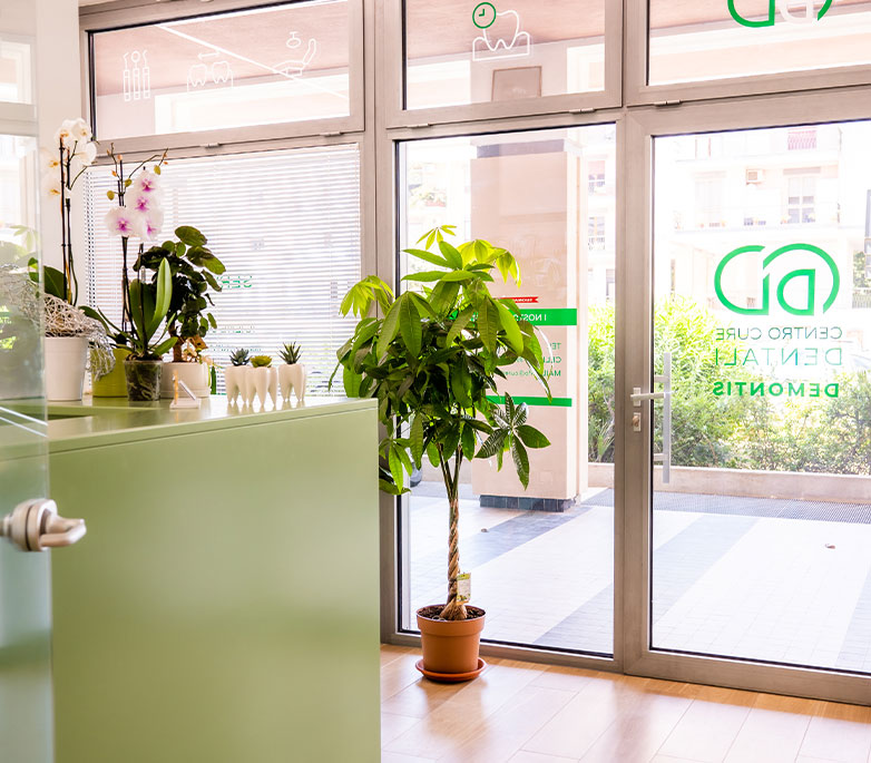 Area reception moderna e accogliente dello Studio Dentistico Demontis a Cagliari