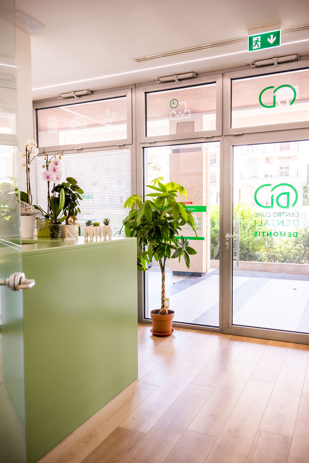Ingresso dello studio dentistico a Cagliari con reception moderna e ambienti curati